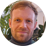 Person in einem Innenraum mit Pflanzen im Hintergrund